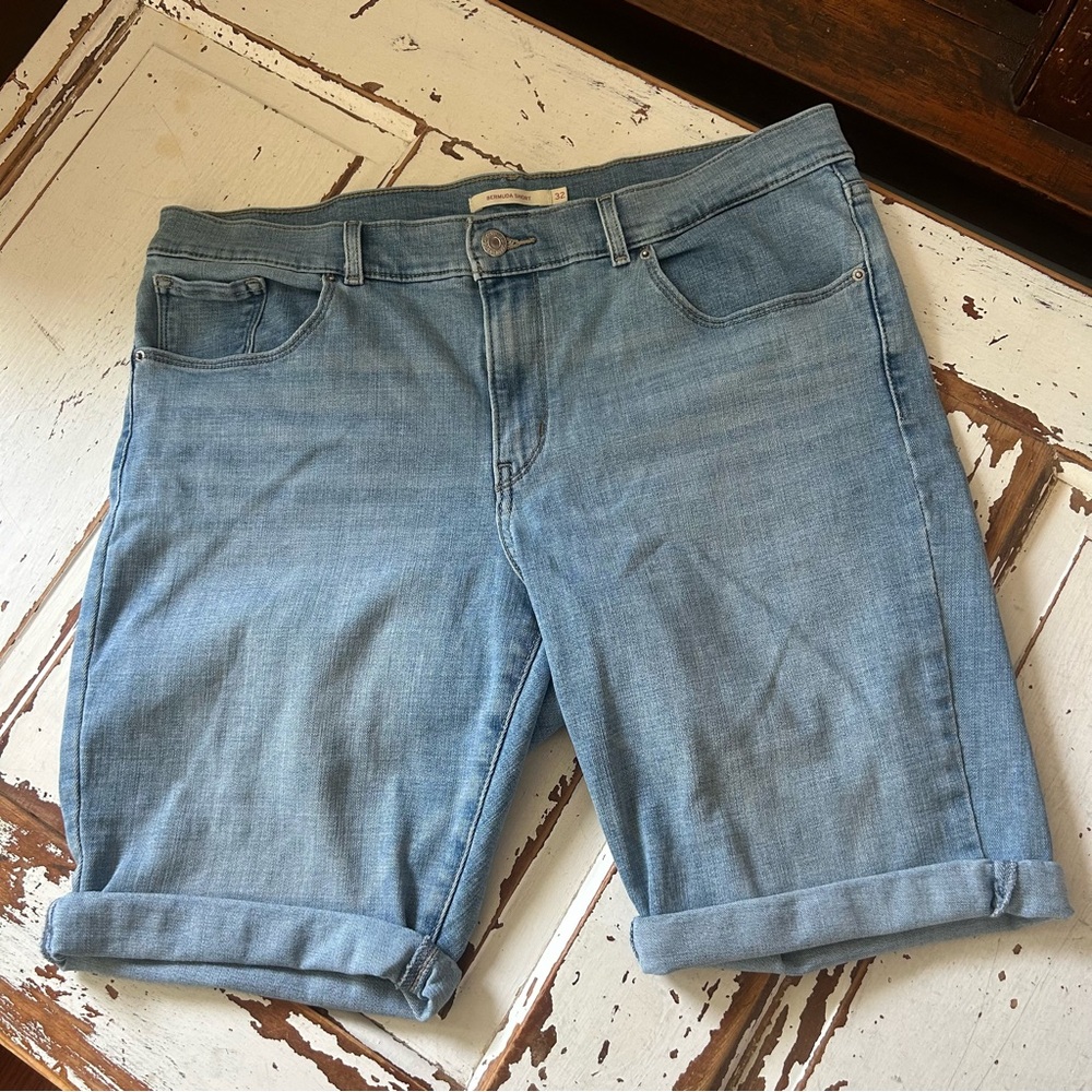 Levi's Women's Blue Light Wash Rolled Cuff Stretch Bermuda Jean Shorts Size 32